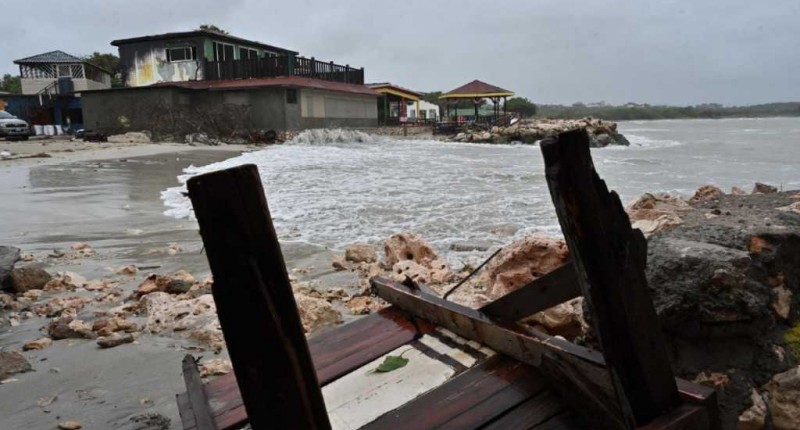 `MELISSA` GOLPEA JAMAICA CON VIENTOS CATASTRÓFICOS Y LLUVIAS TORRENCIALES TRAS INTENSIFICARSE