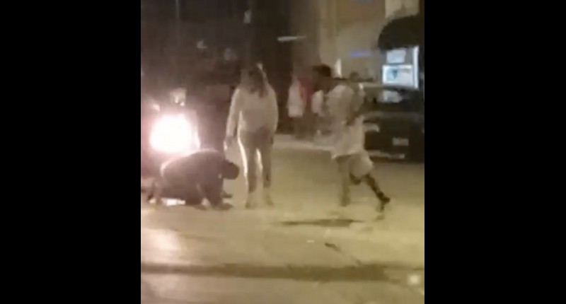VIDEO| INSTANTES DESPUÉS DE QUE UN HOMBRE FUERA APUÑALADO EN EL FRACC PALOMINO ANOCHE 