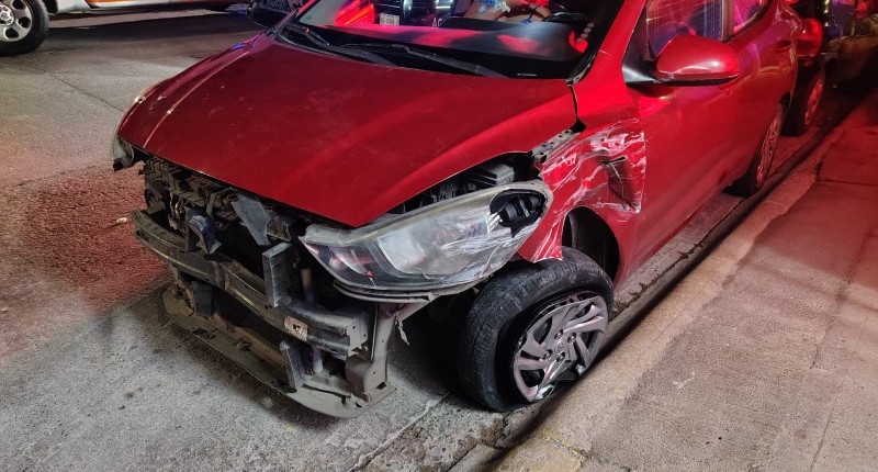 CHOCAN AUTOMÓVIL CONTRA VEHÍCULO ESTACIONADO EN MUJERES ILUSTRES Y LO ABANDONAN EN EL LUGAR