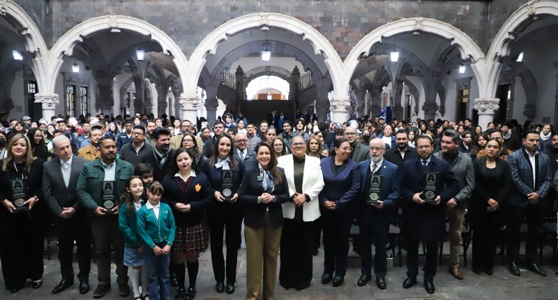TERE JIMÉNEZ ENTREGA «PREMIO GIGANTES» A INSTITUCIONES EDUCATIVAS DE AGS COMPROMETIDAS CON EL MEDIO AMBIENTE