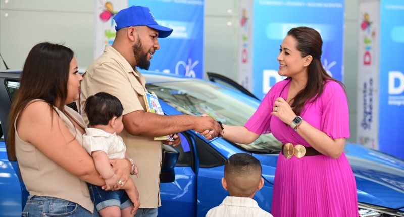 GOBERNADORA DE AGS, TERE JIMÉNEZ,  ENTREGA AUTOS A GANADORES DEL SORTEO DEL DÍA DE LA FAMILIA