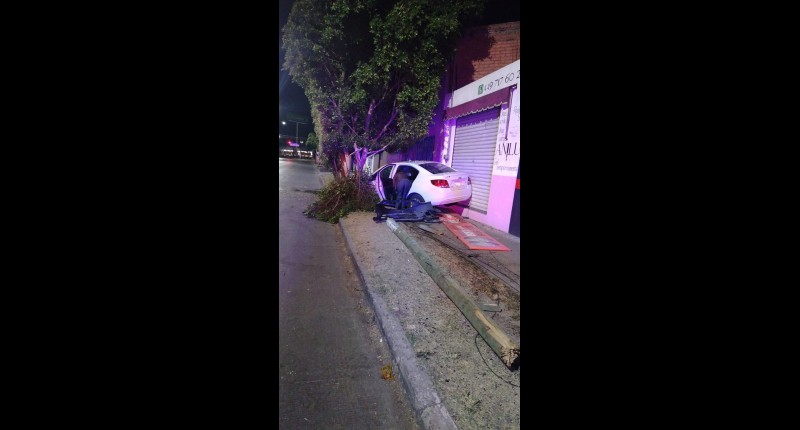 AUTOMOVILISTA CHOCÓ CONTRA UN POSTE Y UN ÁRBOL EN LA COLONIA DEL TRABAJO, EN AGS