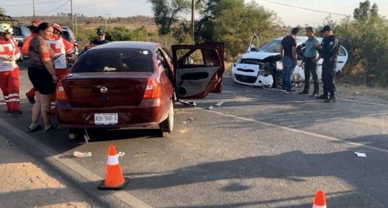 FUERTE CHOQUE DEJA COMO SALDO 5 PERSONAS LESIONADAS EN AGS