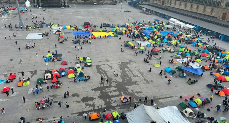 CNTE INSTALA PLANTÓN EN EL ZÓCALO; BLINDAN PALACIO NACIONAL CON VALLAS