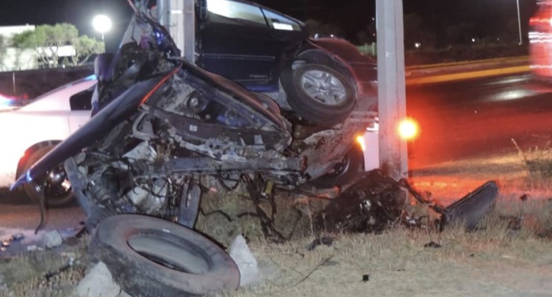MUERE UN AUTOMOVILISTA AL IMPACTARSE CONTRA UN POSTE EN LA 45 SUR, EN AGS, Y DESTROZAR AU VEHÍCULO 