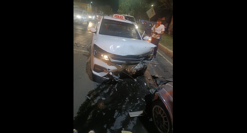 SE REGISTRÓ  FUERTE CHOQUE FRONTAL EN AVENIDA AGUASCALIENTES QUE DEJÓ UN LESIONADO