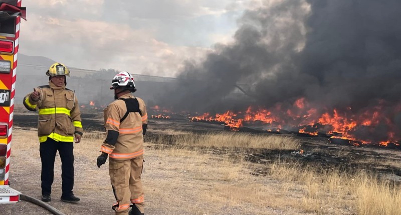 BOMBEROS SOFOCARON INCENDIO DE DESECHOS INDUSTRIALES Y LLANTAS EN EX EJIDO PEÑUELAS