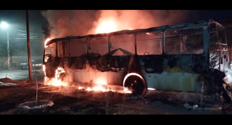 CAMIÓN FUE CONSUMIDO POR EL FUEGO EN LA COLONIA LÓPEZ PORTILLO, EN AGS