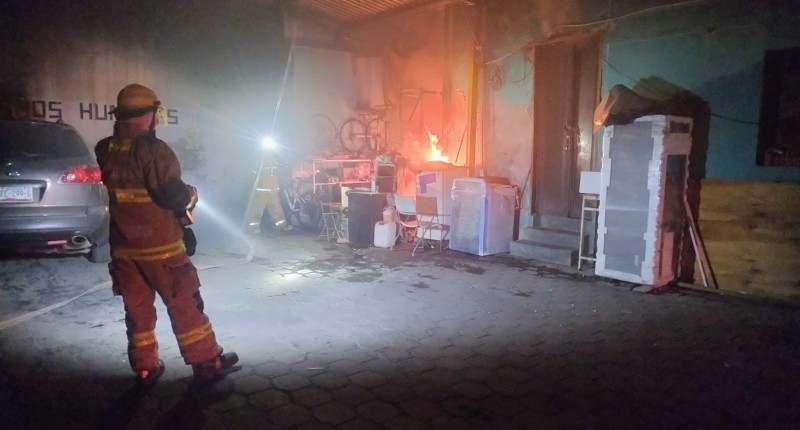 SOFOCARON INCENDIO DENTRO DE UNA PENSIÓN EN EL CENTRO DE AGS