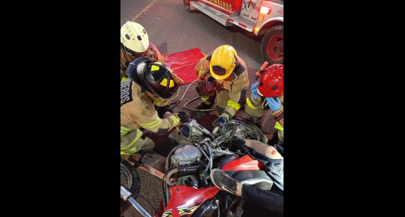 MOTOCICLISTA FUE RESCATADO TRAS CAER Y QUEDAR PRENSADO EN SU UNIDAD