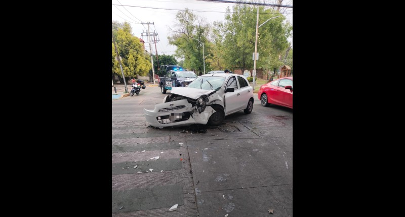 FUERTE CHOQUE TIPO SEMAFORAZO EN LA COLONIA DEL TRABAJO, EN AGS, DEJA UNA PERSONA LESIONADA