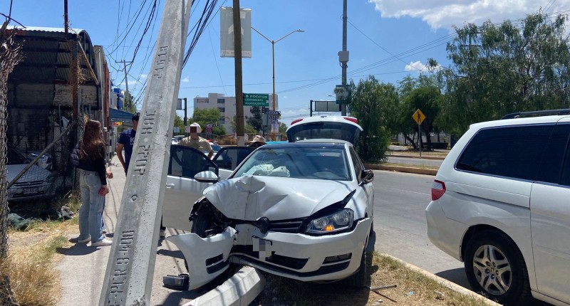 SE REGISTRÓ CHOQUE CONTRA POSTE EN AVENIDA EUGENIO GARZA SADA, EN AGS
