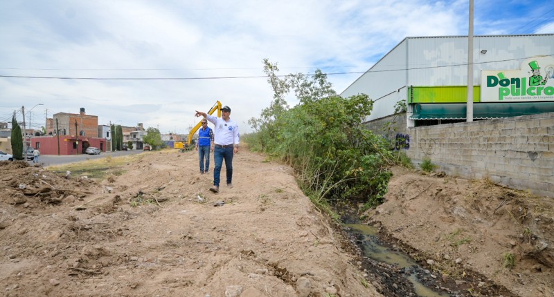 REFUERZA ALCALDE DE AGUASCALIENTES LIMPIEZA PREVENTIVA EN EL CANAL DE LA COLONIA LA ESTRELLA