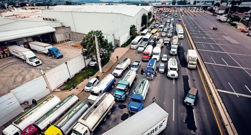 TRANSPORTISTAS ACUSAN `REPRESIÓN VIOLENTA` CON ARMAS DURANTE BLOQUEO EN TLAXCALA; REPORTAN DESAPARICIÓN DE COMPAÑEROS