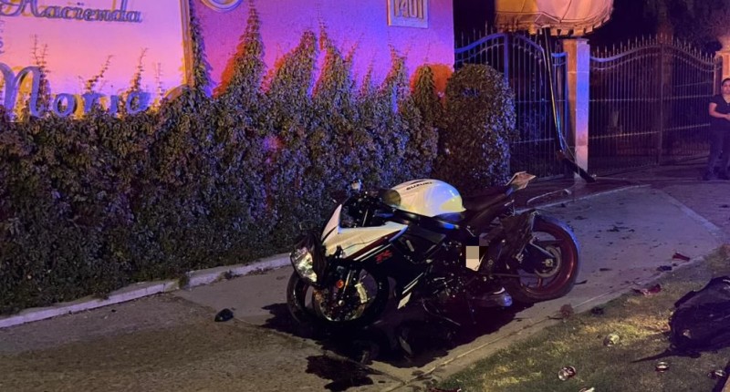 MOTOCICLISTA LESIONADO TRAS IMPACTARSE CONTRA UN POSTE EN HÉROE DE NACOZARI, AGUASCALIENTES