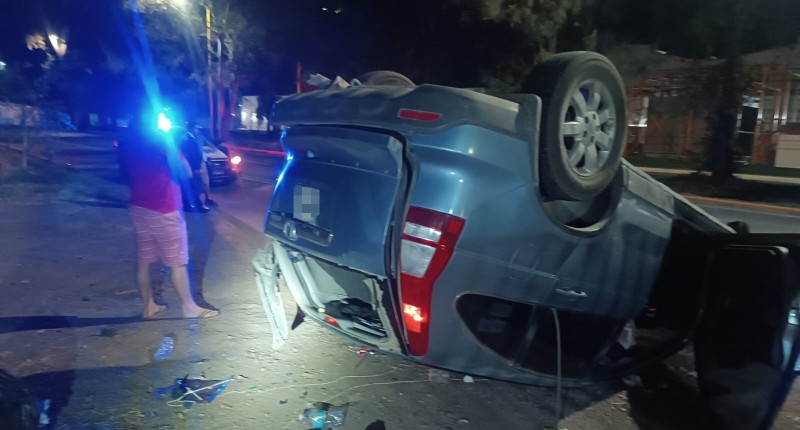CONDUCTOR DE UNA VAN CHOCÓ CONTRA UN ÁRBOL Y VOLCÓ EN LA TRINIDAD EN AGS