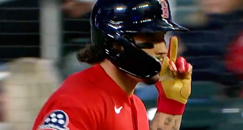 MEXICANO JARREN DURAN TUVO UN INTERCAMBIO DE INSULTOS CON AFICIONADO EN LA TRIBUNA QUE LE GRITÓ QUE SE SUICIDARA; ABREN INVESTIGACIÓN I VIDEO