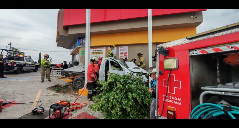 LOGRAN LIBERAR A UN JOVEN ATRAPADO EN UN VEHÍCULO TRAS CHOQUE EN LA CARRETERA 70, EN AGS