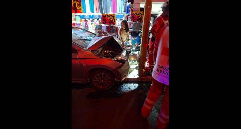 TRAS SER CHOCADO POR CAMIONETA AUTOMOVILISTA ATROPELLA A UNA SEÑORA Y CHOCA CONTRA TIENDA Y POSTE