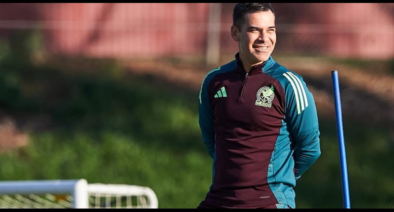 RAFAEL MÁRQUEZ FIRMA SU CONTRATO COMO NUEVO TÉCNICO DEL TRI