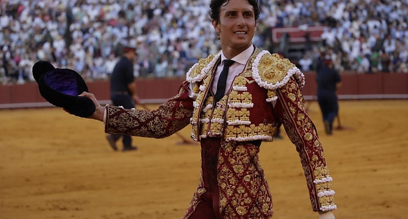 ROCA REY, CORNEADO AL ENTRAR A MATAR, CORTA DOS OREJAS EN SEVILLA, ESPAÑA | VIDEO 