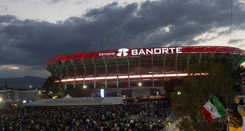 A UN MES DEL MUNDIAL, SE DESPRENDE CEMENTO EN ZONAS REMODELADAS DEL ESTADIO AZTECA