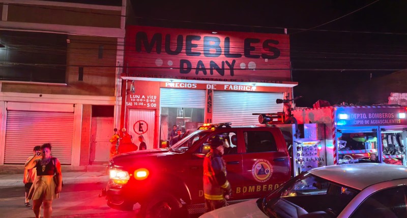 BOMBEROS SOFOCARON INCENDIO DE MUEBLERÍA EN EL FRACC GUADALUPE PERALTA EN AGS 