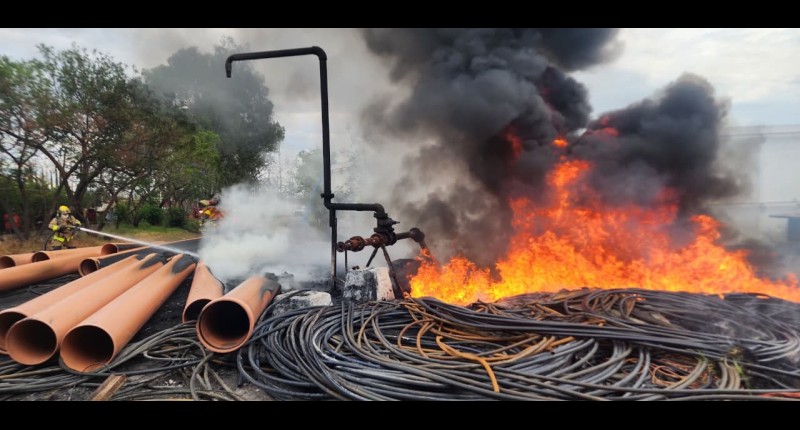 MÁS DE 500 KILOGRAMOS DE MANGUERAS EN DESUSO SE INCENDIARON EN LA COLONIA  EL COBANOM EN AGS