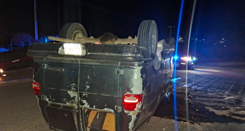 CAMIONETA VOLCÓ EN LA CARRETERA QUE CONDUCE A LA COMUNIDAD DE LA TOMATINA, EN JESÚS MARÍA, AGS