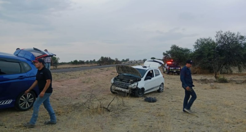POR EXCESO DE VELOCIDAD AUTOMOVILISTA SE SALIÓ DE LA CARRETERA ESTATAL 77, EN AGS