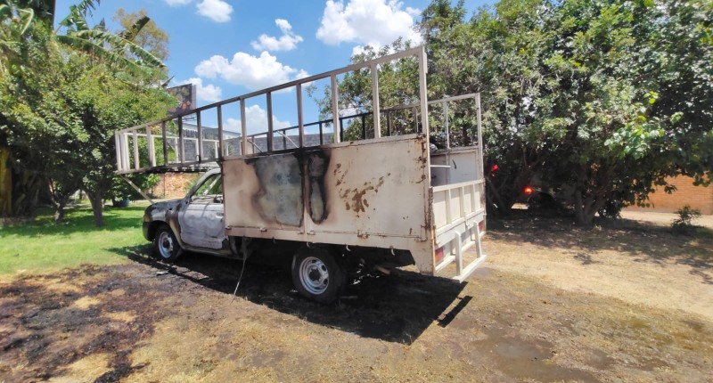 VEHÍCULO QUEDÓ CONSUMIDO POR EL FUEGO EN EL FRACCIONAMIENTO JARDINES DE LA ASUNCIÓN, EN AGS