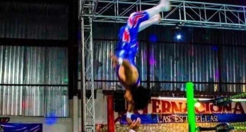 LUCHADOR `PILOTO SUICIDA´ MUERE EN PLENA FUNCIÓN AL DESNUCARSE TRAS LANZARSE DE LA TERCERA CUERDA l VIDEO