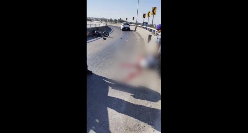 MUERE MOTOCICLISTA TRAS SER CHOCADO POR UN TAXI E IMPACTARSE CONTRA EL MURO DE CONTENCIÓN 