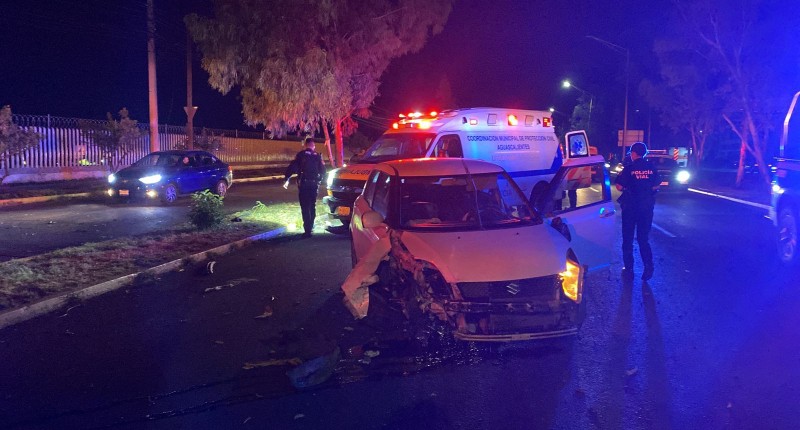 EBRIO CONDUCTOR CHOCÓ CONTRA UN ÁRBOL Y VOLCÓ EN SEGUNDO ANILLO, EN AGS  