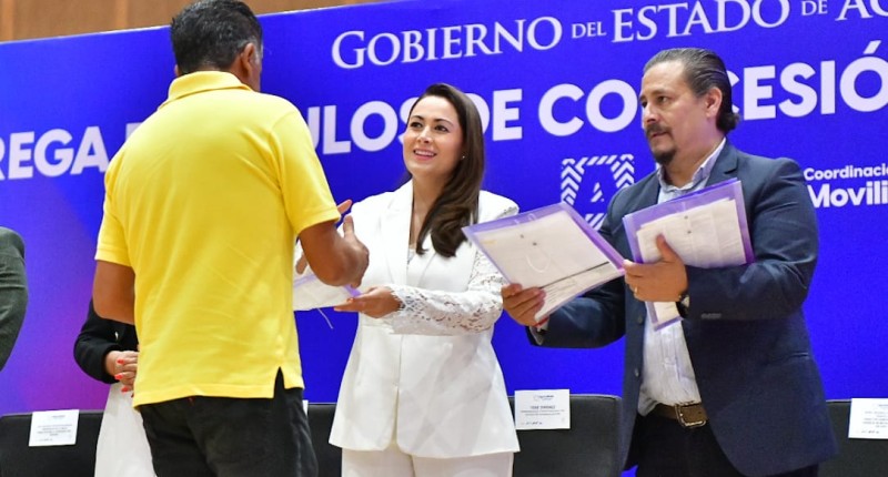 GOBERNADORA DE AGS, TERE JIMÉNEZ, REGULARIZA TÍTULOS DE CONCESIÓN Y BRINDA CERTEZA JURÍDICA A TRANSPORTISTAS