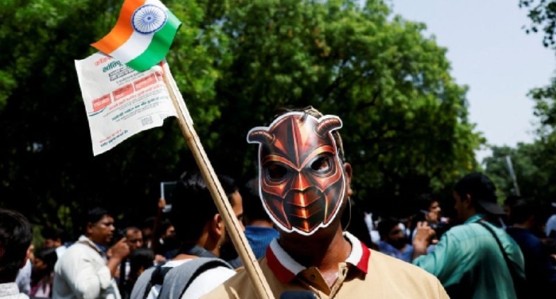 SALE A LAS CALLES DE INDIA ´EL PARTIDO DE LAS CUCARACHAS´; MOVIMIENTO JUVENIL ORIGINADO EN REDES SOCIALES