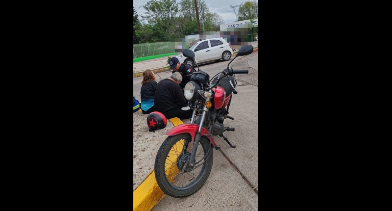 ABUELITOS QUE VIAJABAN EN MOTOCICLETA FUERON CHOCADOS POR VEHÍCULO QUE SE DIO A LA FUGA EN AV. PENSADORES MEXICANOS, EN AGS