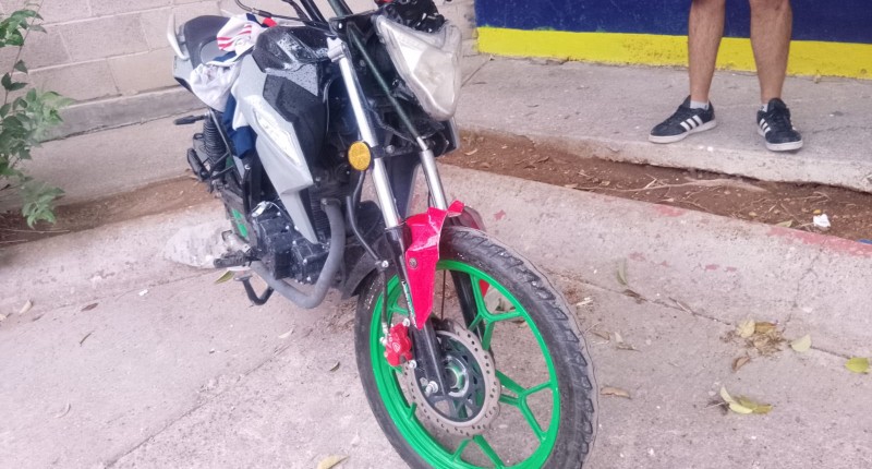 POLICÍA MUNICIPAL DE AGS RECUPERA MOTOCICLETA CON REPORTE DE ROBO EN LA AVENIDA VILLALTA