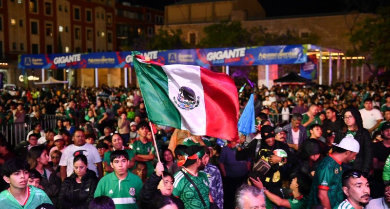 NI LA LLUVIA PUDO APAGAR LA FIESTA Y LA PASIÓN FUTBOLÍSTICA; MILES SE REUNIERON EN LA GIGANTE FAN ZONE DE PLAZA PATRIA EN AGS PARA APOYAR AL TRI 