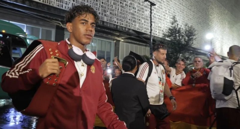 SELECCIÓN ESPAÑOLA LLEGA A GUADALAJARA BAJO LA LLUVIA; ES RECIBIDA CON MARIACHI