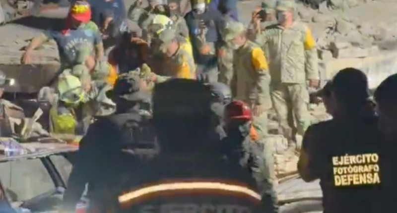 DEFENSA DE MÉXICO RESCATA A NIÑO DE 11 AÑOS DE ENTRE LOS ESCOMBROS EN VENEZUELA A 72 HORAS LOS TERREMOTOS