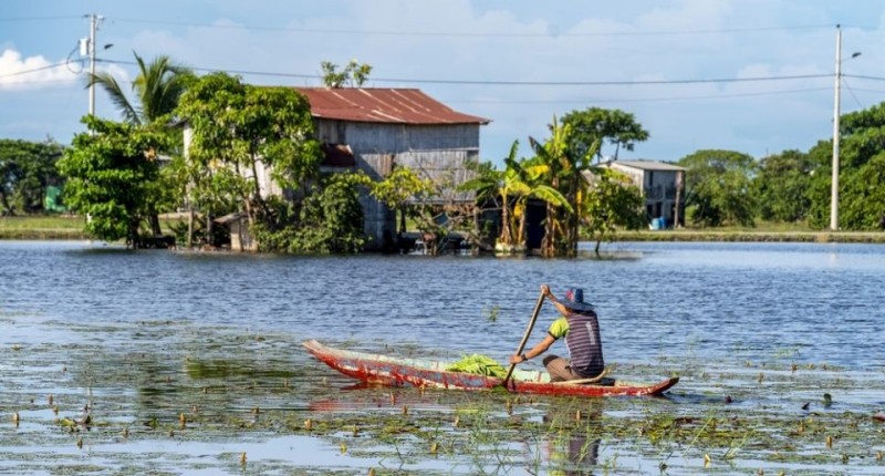 INUNDACIONES EN ECUADOR: RESCFATAN A 48 PERSONAS QUE FUERON LEVANTADAS POR EL RÍO