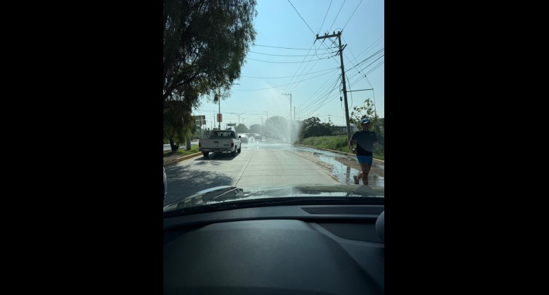 FUGA DE AGUA EN GUADALUPE GONZÁLEZ CASI ESQUINA CON POCITOS, AGUASCALIENTES