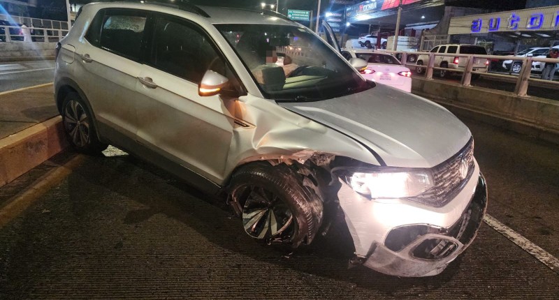 AUTOMOVILISTA CHOCÓ CONTRA MURO DE CONTENCIÓN EN AVENIDA AGUASCALIENTES