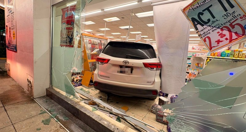 AUTOMOVILISTA ENTRÓ CON TODO Y VEHÍCULO A FARMACIA EN AVENIDA INDEPENDENCIA