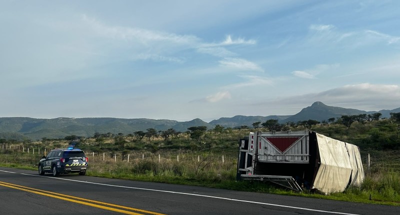 UN CAMIÓN TORTON SALIÓ DEL CAMINO ESTÁ MAÑANA EN LA CARRETERA A CALVILLO, AGS