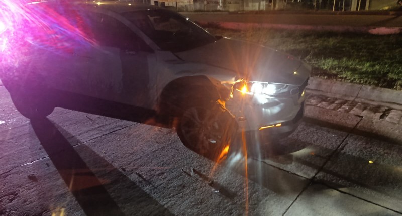 SE REGISTRÓ DESIGUAL CHOQUE ENTRE MOTOCICLETA Y AUTOMÓVIL EN EL FRACCIONAMIENTO LA RIOJA