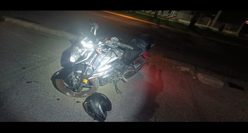 MOTOCICLISTA SUFRE CAÍDA EN EL FRACCIONAMIENTO MUNICIPIO LIBRE, EN AGS, Y RESULTA LESIONADO 