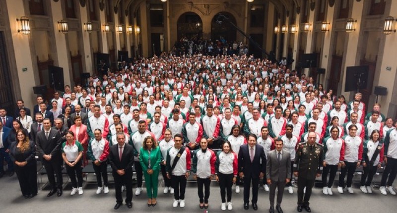 CLAUDIA SHEINBAUM ABANDERÓ A LA DELEGACIÓN MEXICANA RUMBO A LOS CENTROAMERICANOS SANTO DOMINGO 2026