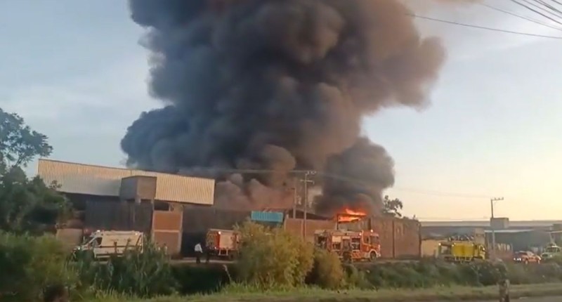 VIDEO |  INCENDIO CONSUME FÁBRICA EN MORELIA; OTRAS TRES EMPRESAS FUERON AFECTADAS